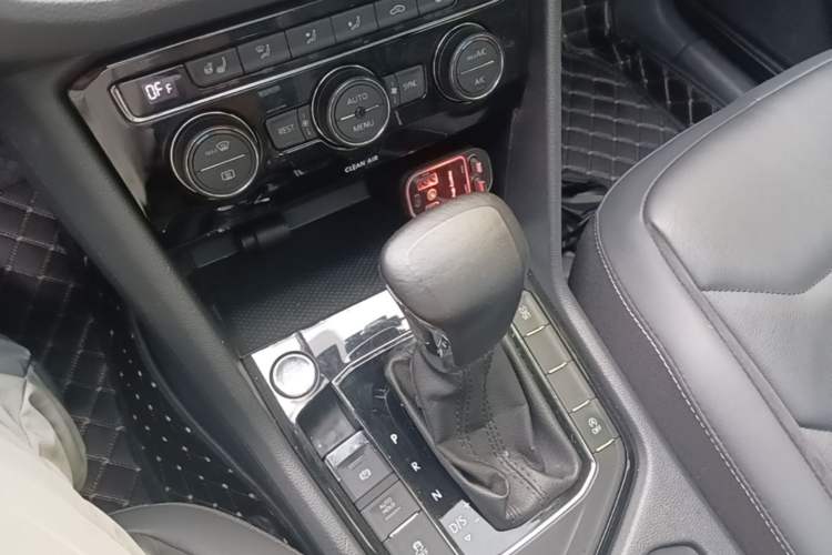 Used Volkswagen Tiguan L 2017 380TSI Automatic All-Wheel-Drive Luxury Edition Gear Lever