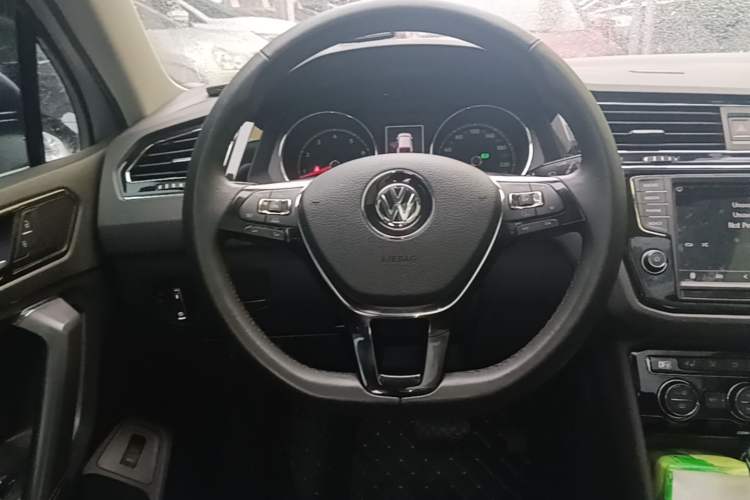 Used Volkswagen Tiguan L 2017 380TSI Automatic All-Wheel-Drive Luxury Edition Steering Wheel