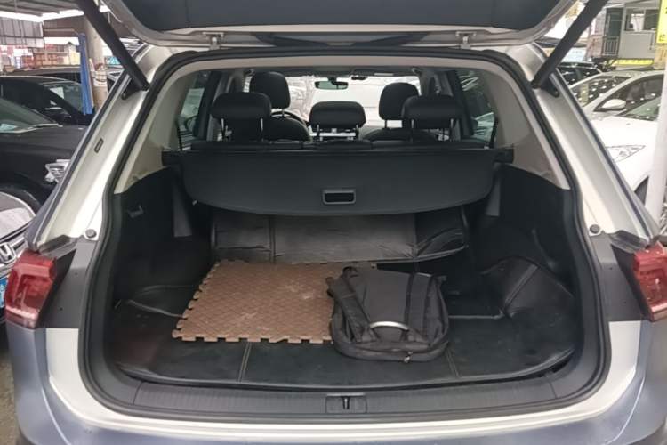 Used Volkswagen Tiguan L 2017 380TSI Automatic All-Wheel-Drive Luxury Edition Trunk