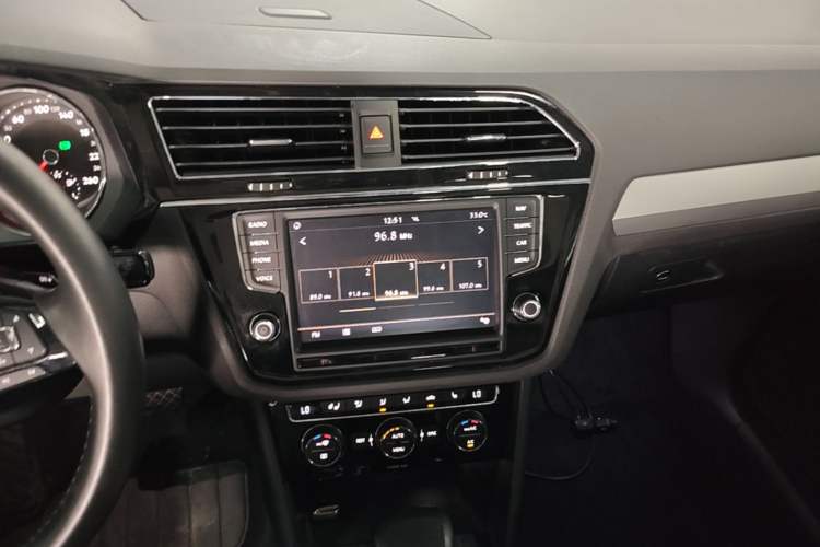 Used Volkswagen Tiguan L 2017 380TSI Automatic All-Wheel-Drive Luxury Edition Audio And AC Panel