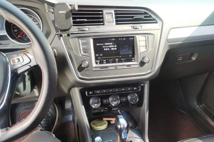 Used Volkswagen Tiguan L 2017 330TSI Automatic Two-Wheel Drive Luxury Edition Audio And AC Panel