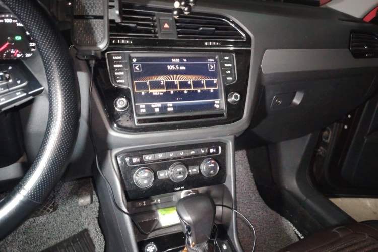 Used Volkswagen Tiguan L 2017 330TSI Automatic Two-Wheel Drive Luxury Edition Audio And AC Panel