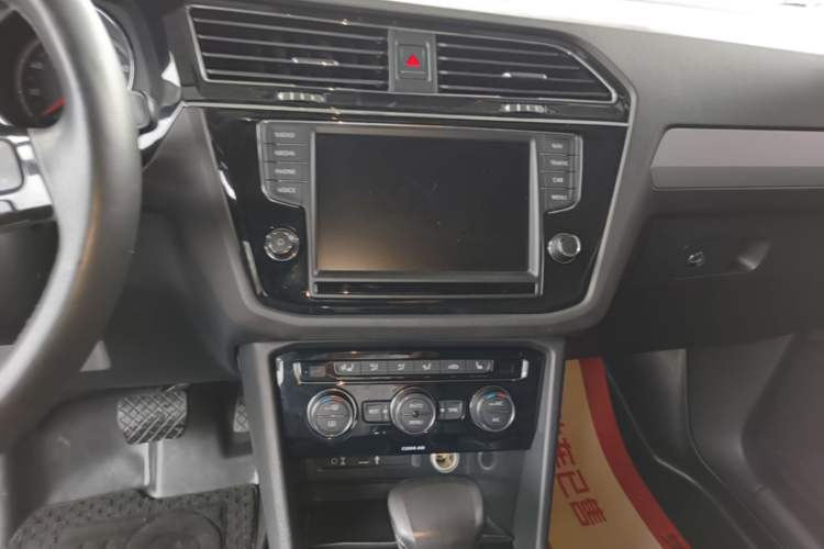 Used Volkswagen Tiguan L 2017 330TSI Automatic Two-Wheel Drive Luxury Edition Audio And AC Panel