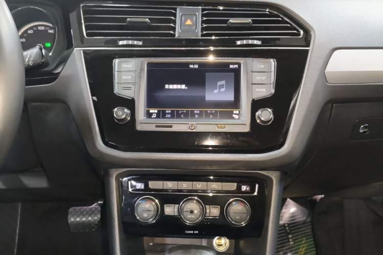 Used Volkswagen Tiguan L 2017 330TSI Automatic Two-Wheel Drive Comfort Edition Audio And AC Panel