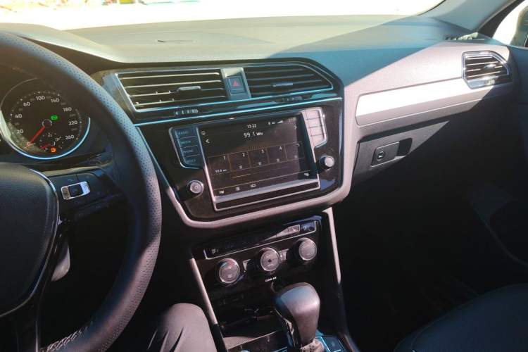 Used Volkswagen Tiguan L 2017 330TSI Automatic Two-Wheel Drive Flagship Edition Audio And AC Panel