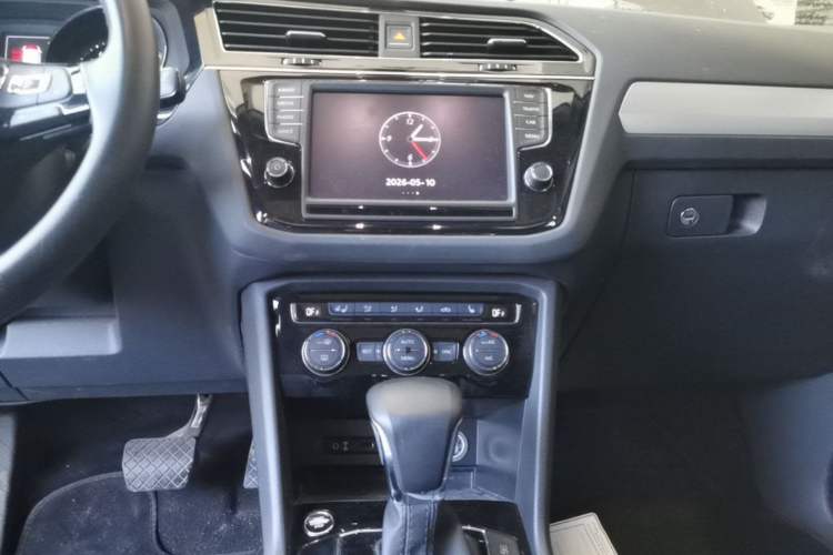 Used Volkswagen Tiguan L 2017 380TSI Automatic All-Wheel-Drive Luxury Edition Audio And AC Panel