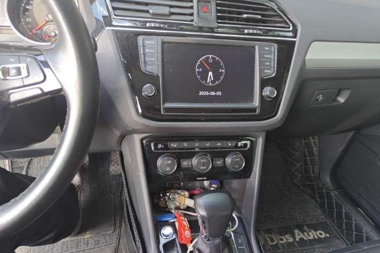 Used Volkswagen Tiguan L 2017 380TSI Automatic All-Wheel-Drive Flagship Edition Audio And AC Panel