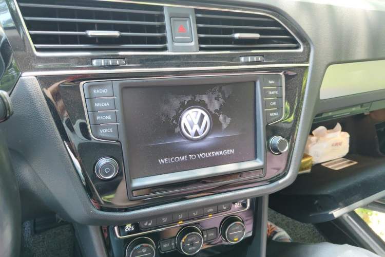 Used Volkswagen Tiguan L 2017 330TSI Automatic Two-Wheel Drive Flagship Edition Audio And AC Panel