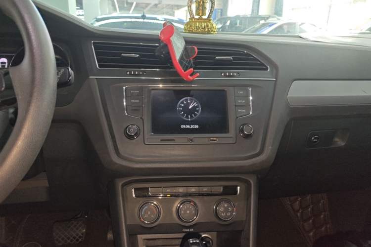 Used Volkswagen Tiguan L 2017 330TSI Automatic Two-Wheel Drive Luxury Edition Audio And AC Panel
