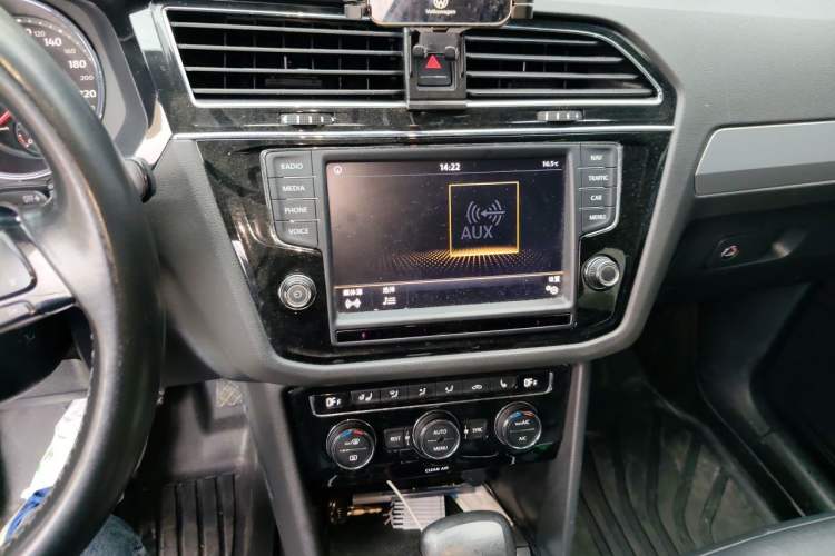 Used Volkswagen Tiguan L 2017 330TSI Automatic Two-Wheel Drive Luxury Edition Audio And AC Panel