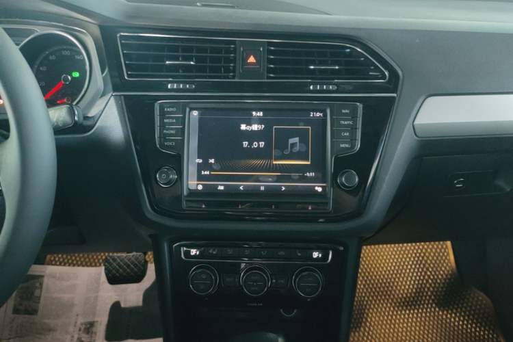 Used Volkswagen Tiguan L 2017 330TSI Automatic Two-Wheel Drive Luxury Edition Audio And AC Panel