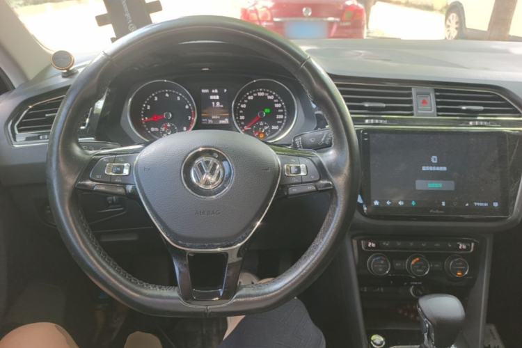 Used Volkswagen Tiguan L 2017 330TSI Automatic Two-Wheel Drive Luxury Edition Center Console