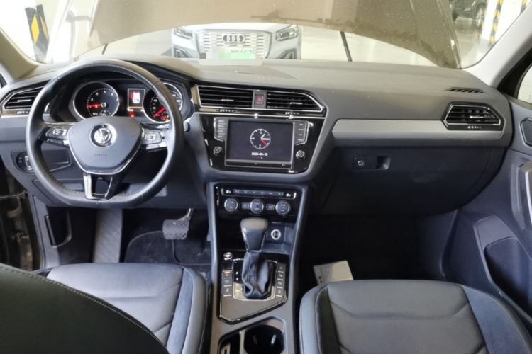 Used Volkswagen Tiguan L 2017 380TSI Automatic All-Wheel-Drive Luxury Edition Center Console
