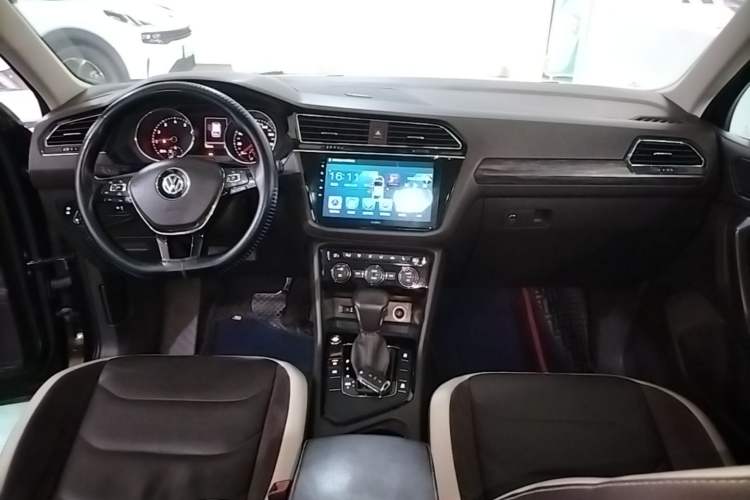 Used Volkswagen Tiguan L 2017 330TSI Automatic Two-Wheel Drive Luxury Edition Center Console