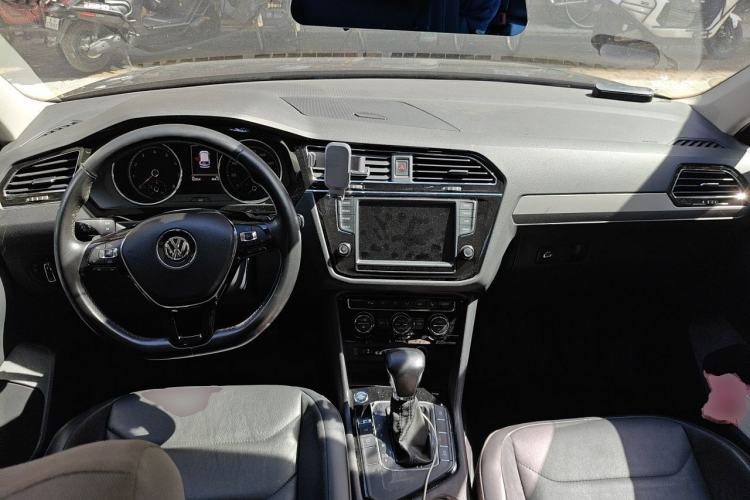 Used Volkswagen Tiguan L 2017 330TSI Automatic Two-Wheel Drive Luxury Edition Center Console