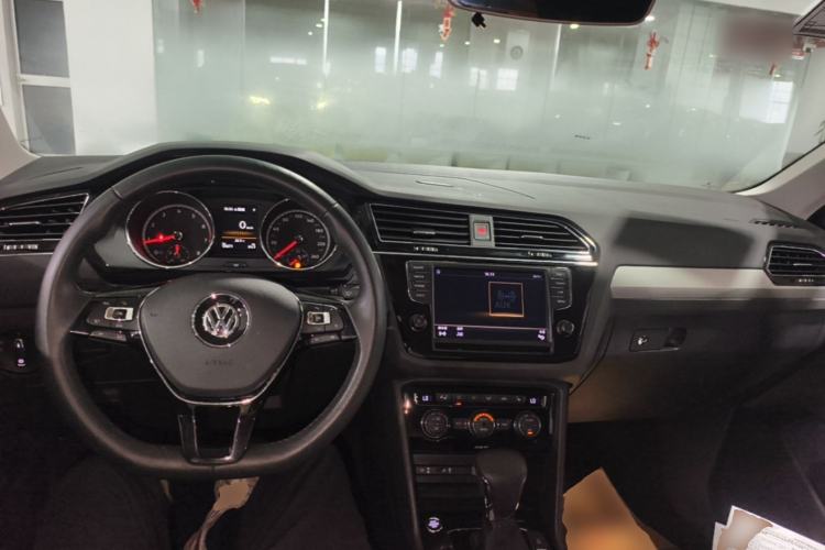 Used Volkswagen Tiguan L 2017 380TSI Automatic All-Wheel-Drive Luxury Edition Center Console