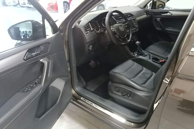 Used Volkswagen Tiguan L 2017 330TSI Automatic Two-Wheel Drive Luxury Edition Driver Seat