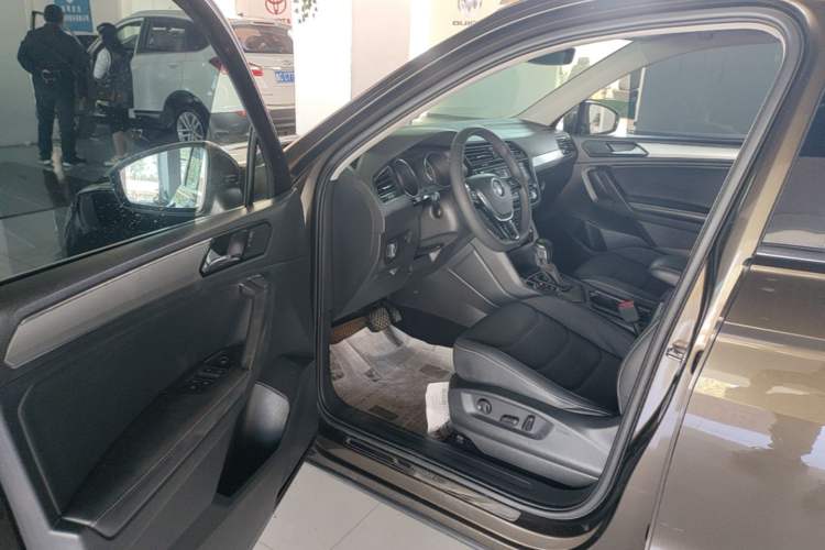 Used Volkswagen Tiguan L 2017 330TSI Automatic Two-Wheel Drive Luxury Edition Driver Seat