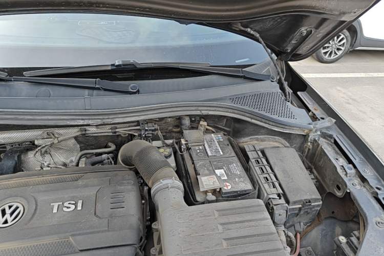 Used Volkswagen Tiguan L 2017 330TSI Automatic Two-Wheel Drive Luxury Edition Engine Bay Left