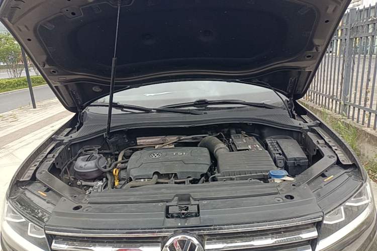 Used Volkswagen Tiguan L 2017 330TSI Automatic Two-Wheel Drive Luxury Edition Engine Bay