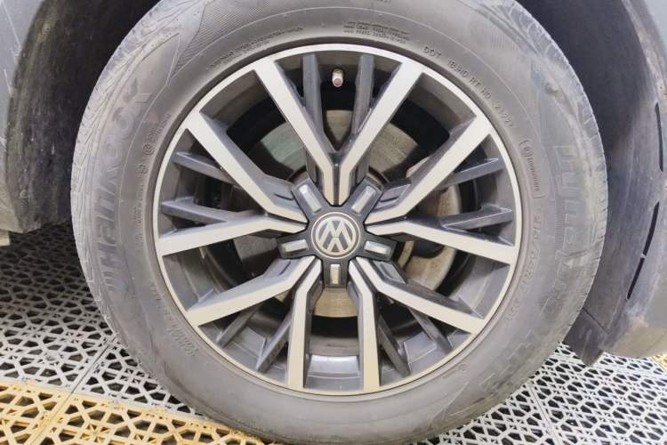 Used Volkswagen Tiguan L 2017 330TSI Automatic Two-Wheel Drive Luxury Edition Exterior 1