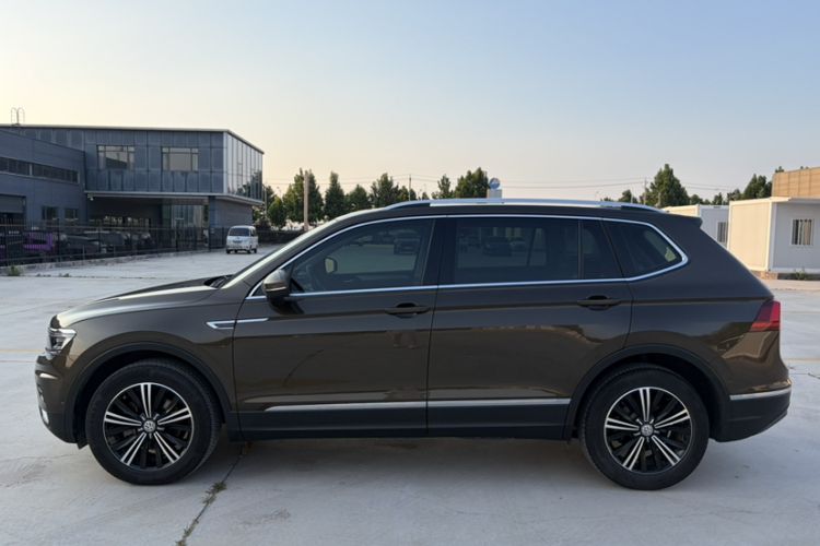 Used Volkswagen Tiguan L 2017 330TSI Automatic Two-Wheel Drive Flagship Edition Exterior 3