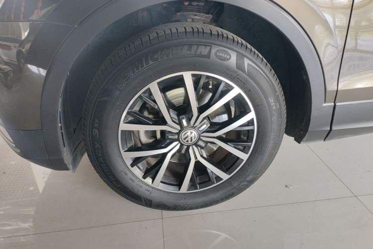 Used Volkswagen Tiguan L 2017 330TSI Automatic Two-Wheel Drive Luxury Edition Exterior 4