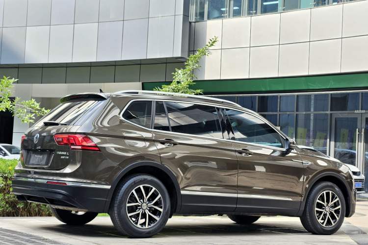 Used Volkswagen Tiguan L 2017 330TSI Automatic Two-Wheel Drive Comfort Edition Exterior 5