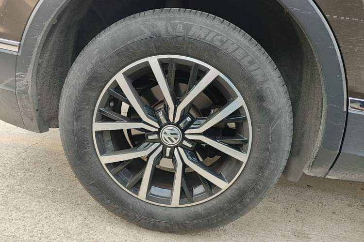 Used Volkswagen Tiguan L 2017 330TSI Automatic Two-Wheel Drive Luxury Edition Exterior 5