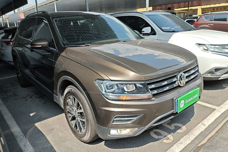 Used Volkswagen Tiguan L 2017 330TSI Automatic Two-Wheel Drive Luxury Edition Front Right 45 Deg