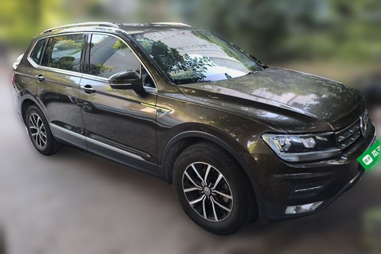 Used Volkswagen Tiguan L 2017 330TSI Automatic Two-Wheel Drive Luxury Edition Front Right 45 Deg