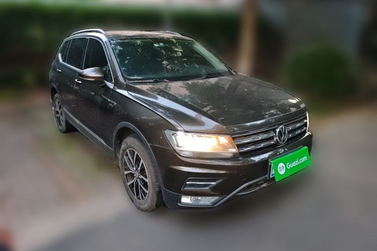 Used Volkswagen Tiguan L 2017 330TSI Automatic Two-Wheel Drive Luxury Edition Front Right 45 Deg