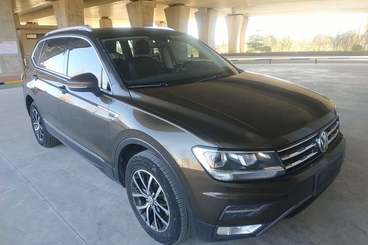 Used Volkswagen Tiguan L 2017 330TSI Automatic Two-Wheel Drive Luxury Edition Front Right 45 Deg