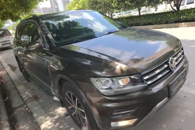 Used Volkswagen Tiguan L 2017 330TSI Automatic Two-Wheel Drive Luxury Edition Front Right 45 Deg