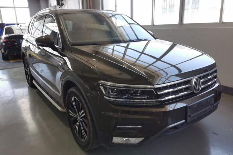 Used Volkswagen Tiguan L 2017 380TSI Automatic All-Wheel-Drive Luxury Edition Front Right 45 Deg