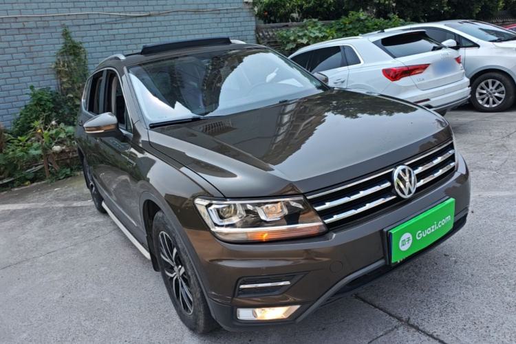 Used Volkswagen Tiguan L 2017 330TSI Automatic Two-Wheel Drive Luxury Edition Front Right 45 Deg