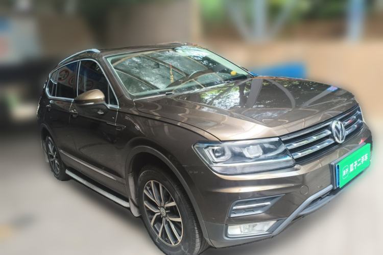 Used Volkswagen Tiguan L 2017 330TSI Automatic Two-Wheel Drive Luxury Edition Front Right 45 Deg