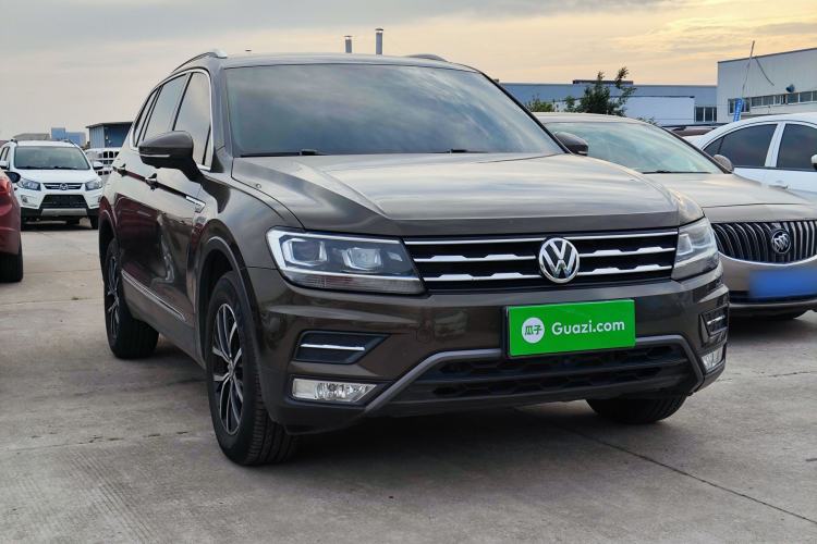 Used Volkswagen Tiguan L 2017 330TSI Automatic Two-Wheel Drive Luxury Edition Front Right 45 Deg