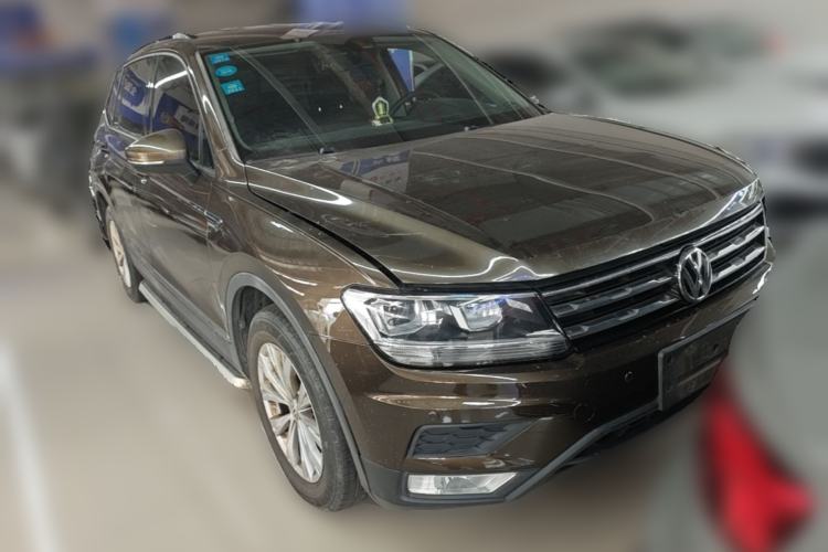 Used Volkswagen Tiguan L 2017 330TSI Automatic Two-Wheel Drive Luxury Edition Front Right 45 Deg