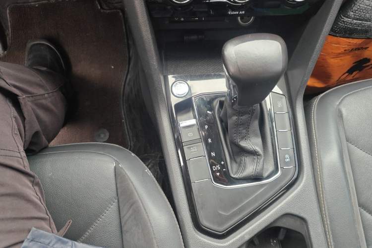 Used Volkswagen Tiguan L 2017 330TSI Automatic Two-Wheel Drive Luxury Edition Gear Lever