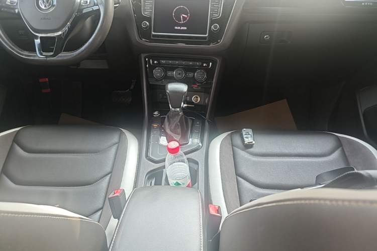 Used Volkswagen Tiguan L 2017 330TSI Automatic Two-Wheel Drive Luxury Edition Gear Lever