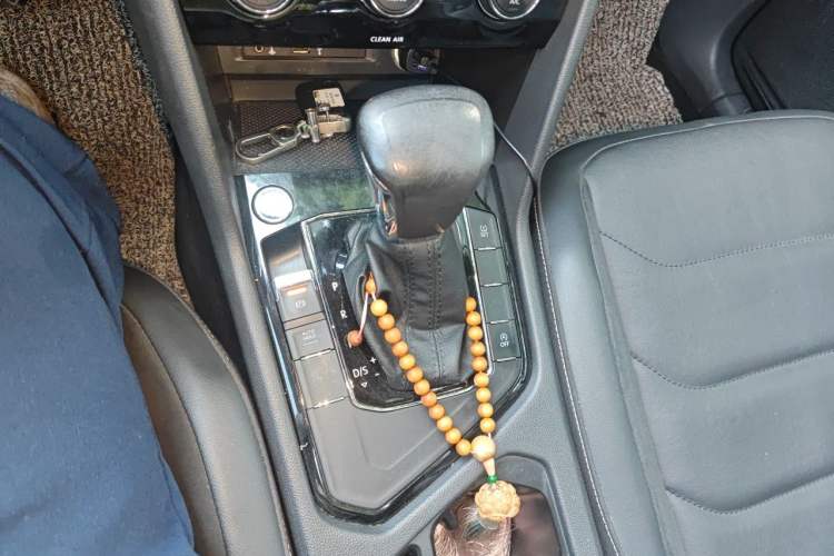 Used Volkswagen Tiguan L 2017 330TSI Automatic Two-Wheel Drive Luxury Edition Gear Lever