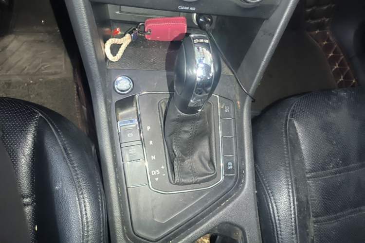 Used Volkswagen Tiguan L 2017 330TSI Automatic Two-Wheel Drive Luxury Edition Gear Lever