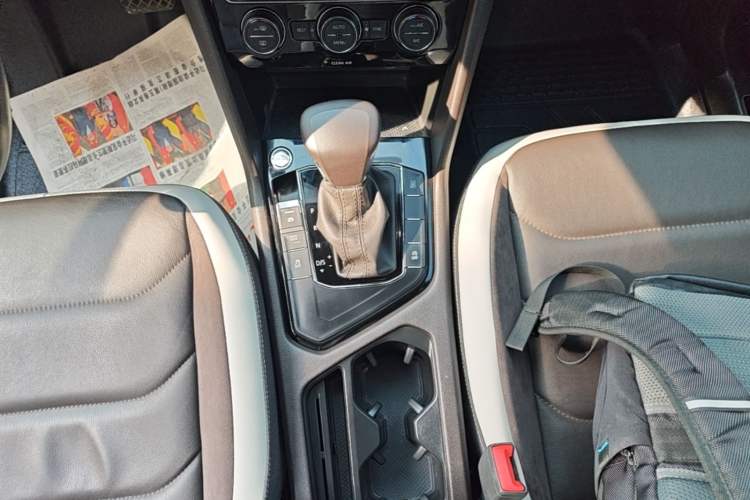 Used Volkswagen Tiguan L 2017 380TSI Automatic All-Wheel-Drive Luxury Edition Gear Lever