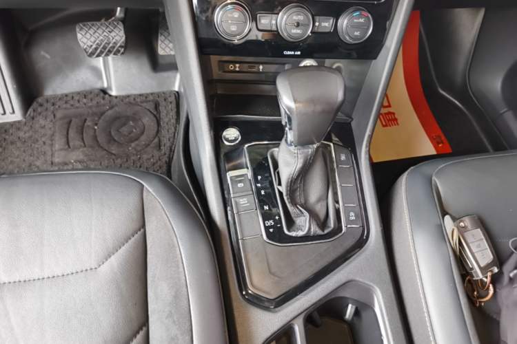 Used Volkswagen Tiguan L 2017 330TSI Automatic Two-Wheel Drive Luxury Edition Gear Lever