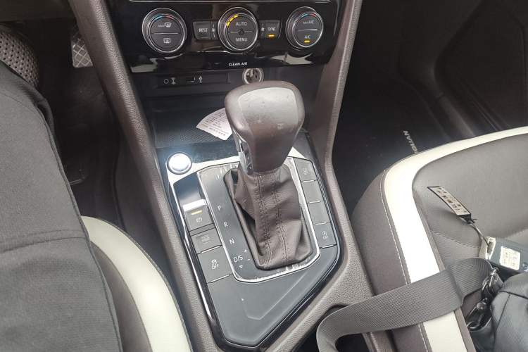 Used Volkswagen Tiguan L 2017 380TSI Automatic All-Wheel-Drive Luxury Edition Gear Lever