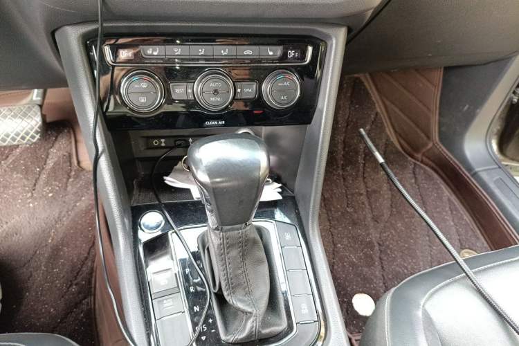 Used Volkswagen Tiguan L 2017 330TSI Automatic Two-Wheel Drive Luxury Edition Gear Lever