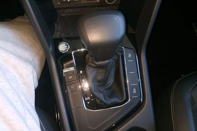 Used Volkswagen Tiguan L 2017 330TSI Automatic Two-Wheel Drive Luxury Edition Gear Lever