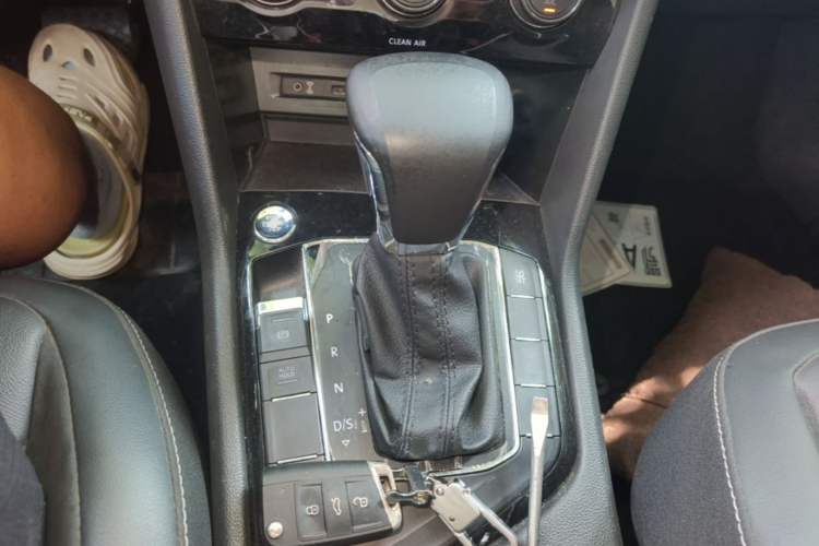 Used Volkswagen Tiguan L 2017 330TSI Automatic Two-Wheel Drive Luxury Edition Gear Lever