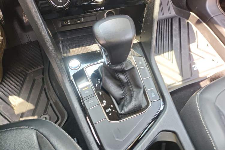 Used Volkswagen Tiguan L 2017 330TSI Automatic Two-Wheel Drive Luxury Edition Gear Lever